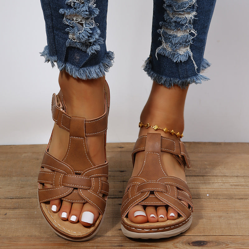 Light and cool sandals