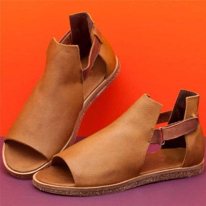 Casual sandals with leather strap and open toe