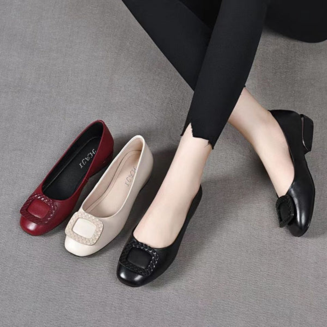 Square flat shoes in leather