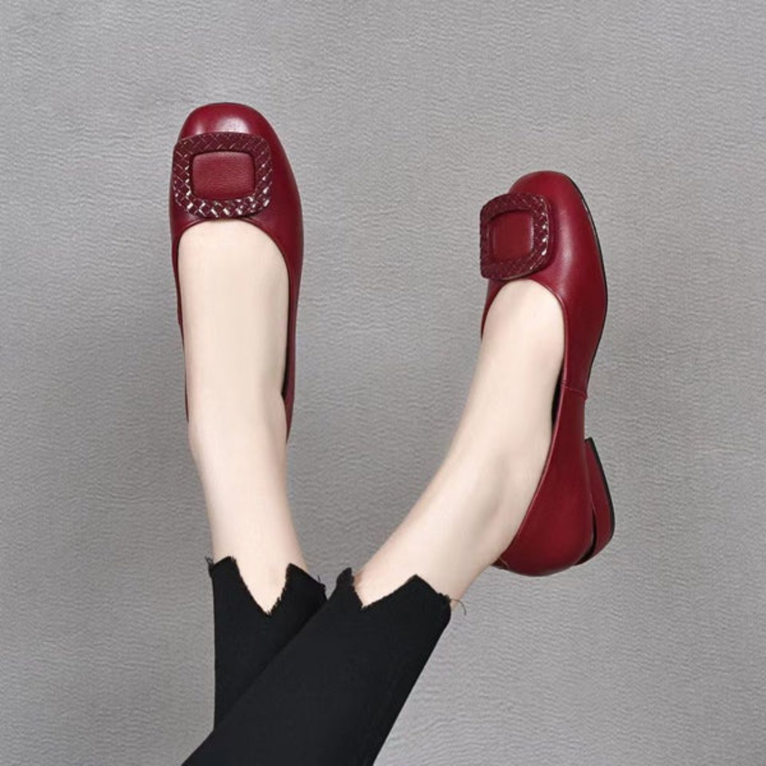 Square flat shoes in leather
