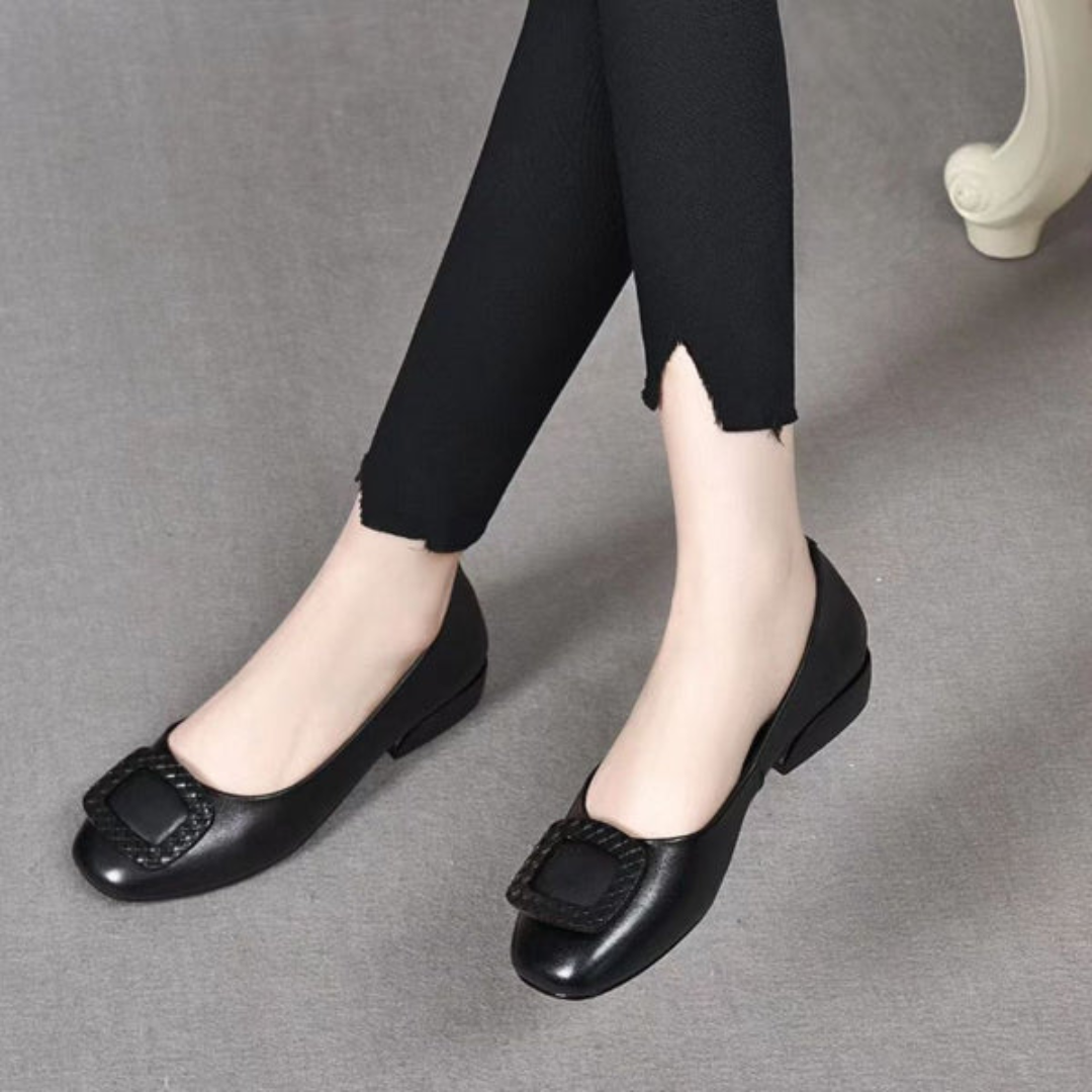 Square flat shoes in leather