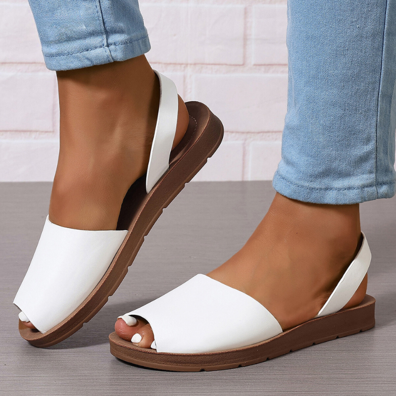 Casual sandals with leather strap and open toe