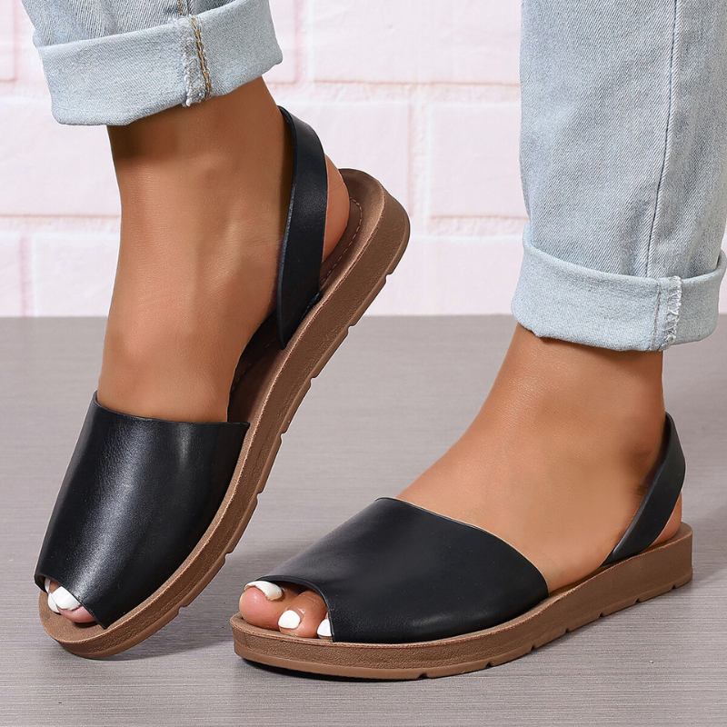 Casual sandals with leather strap and open toe