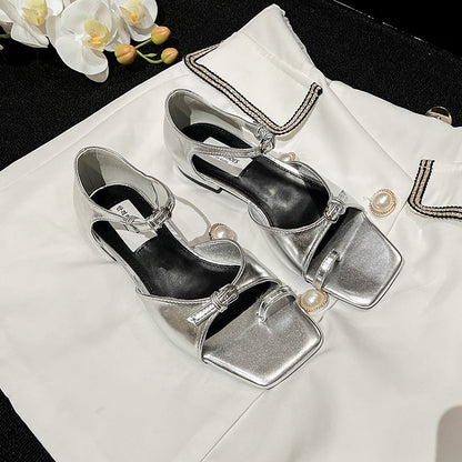 Sandals with bow-shaped buckle strap