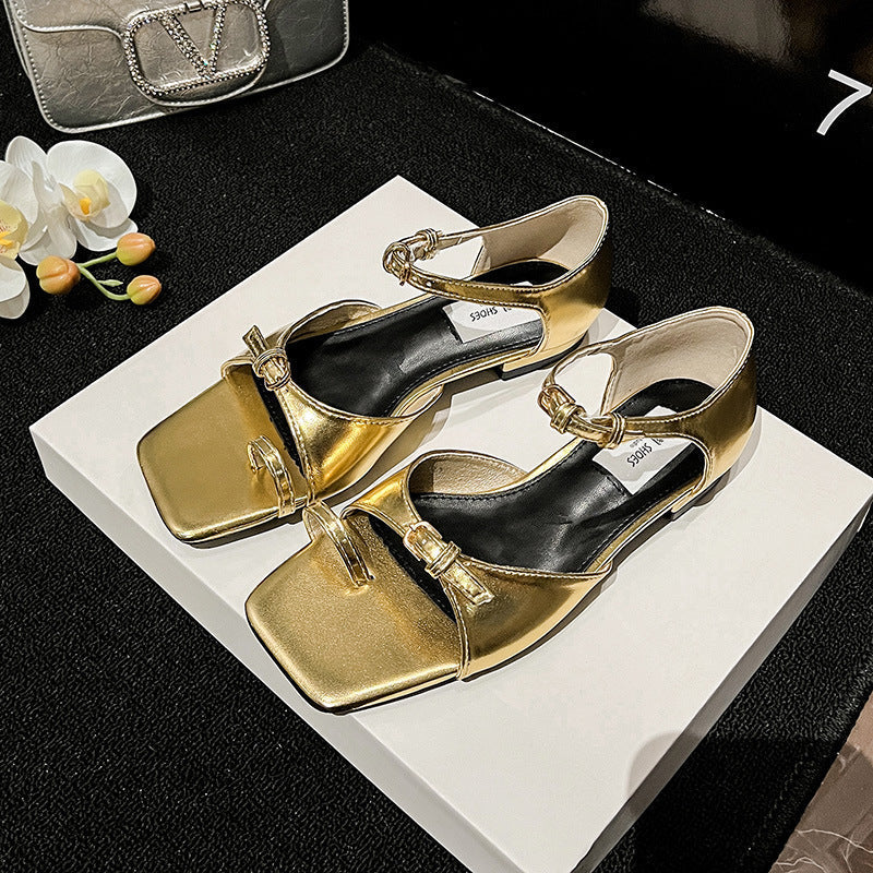 Sandals with bow-shaped buckle strap