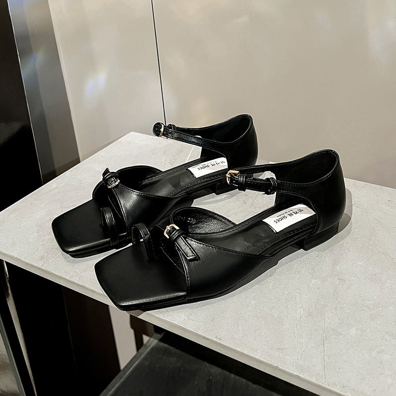 Sandals with bow-shaped buckle strap