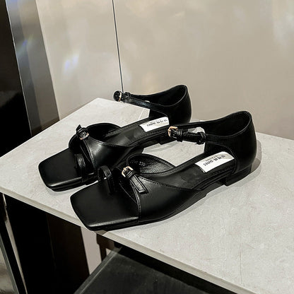 Sandals with bow-shaped buckle strap