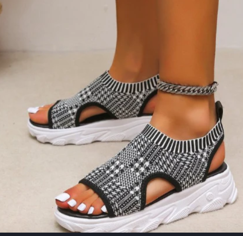Glamorous and lightweight sandals