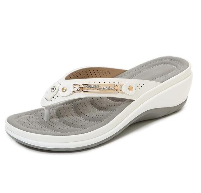 Elegant and airy sandals