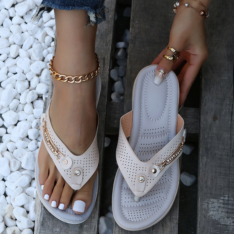 Elegant and airy sandals