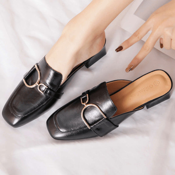 Sandals with flat heel and closed toe