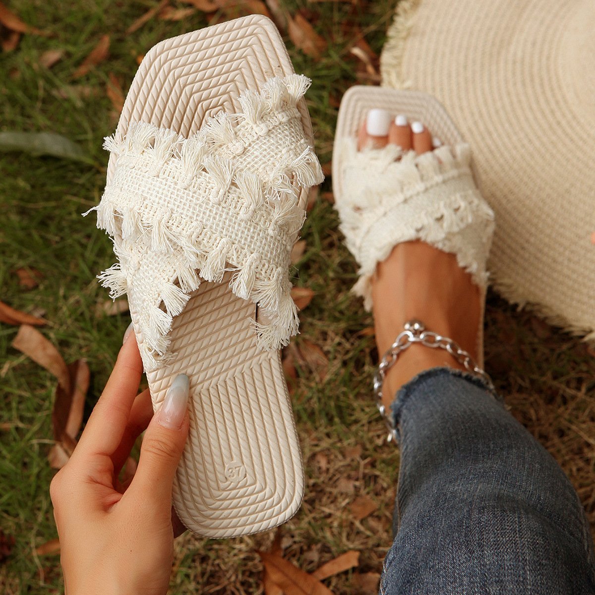 Glamorous and lightweight sandals